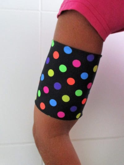 lycra sensorband / armband zwart met gekleurde stippen van 25/26 cm ter bescherming van de Omnipod of sensor ivm diabetes, geschikt om mee te zwemmen. Beschermt de sensor zoals de freestyle libre of de omnipod