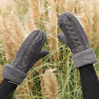 Gebreide wanten fleece boord - donkergrijs - grijze dameswanten met kabelbreisel - handschoenen dames - fleece wanten - STUDIO Ivana van der Ende