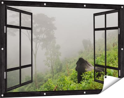 Gards Tuinposter Doorkijk Gorilla in het Woud tijdens de Mist - 120x80 cm - Tuindoek - Tuindecoratie - Wanddecoratie buiten - Tuinschilderij