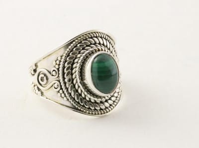Bewerkte zilveren ring met malachiet - maat 16