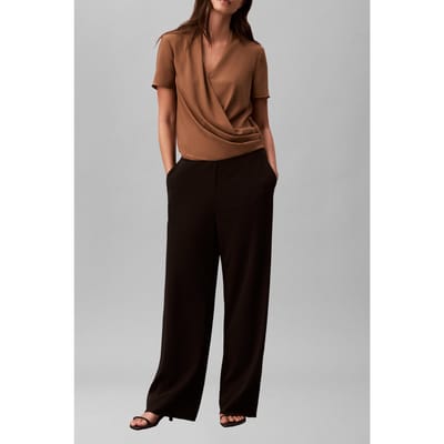 Calvin Klein Crepe Short Sleeve Draped Wrap Top Executive Brown Taglia: XXS | Magliette intime Outlet | Donna | Marrone
