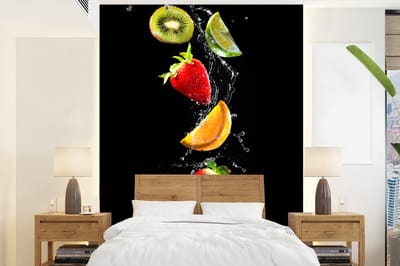Behang - Fotobehang Fruit - Water - Zwart - Stilleven Aardbei - Kiwi - Breedte 165 cm x hoogte 220 cm