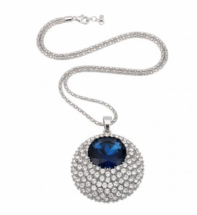 Zilverkleurige ketting met ronde hanger en blauwe steen – ketting voor dames – fonkelende hanger met kristallen en facetgeslepen detail