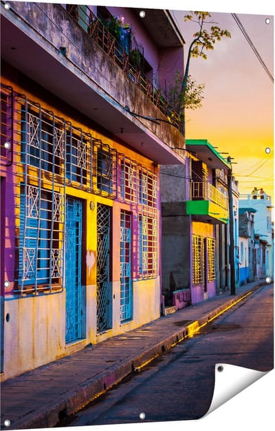 Gards Tuinposter Cuba Kleurrijke Huisjes bij Zonsondergang - 90x120 cm - Tuindoek - Tuindecoratie - Wanddecoratie buiten - Tuinschilderij