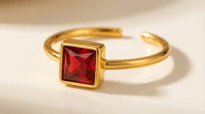 Lundholm Julie Ring Dames Goudkleurig – Premium Stainless Steel PVD Gold Plated – Verstelbare Ring met Rode Steen Rood Kado voor Vrouwen – One Size – Scandinavisch Design