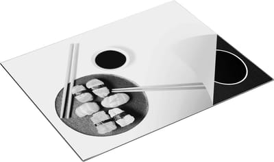 Chefcare Inductie Beschermer Sushi met Stokjes op een Witte Achtergrond - Zwart Wit - 77x59 cm - Afdekplaat Inductie - Kookplaat Beschermer - Inductie Mat
