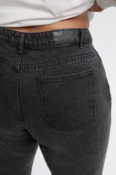 boohoo Dames Plus Basics Hoge Taille Gescheurde Mom Jeans | Washed Black | Maat: 28