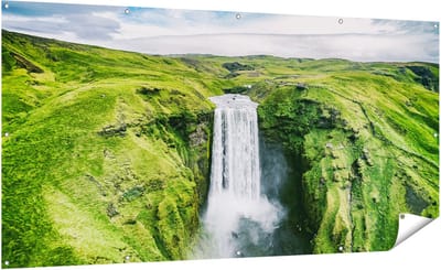 Gards Tuinposter Waterval in het Groene Landschap - 200x100 cm - Tuindoek - Tuindecoratie - Wanddecoratie buiten - Tuinschilderij