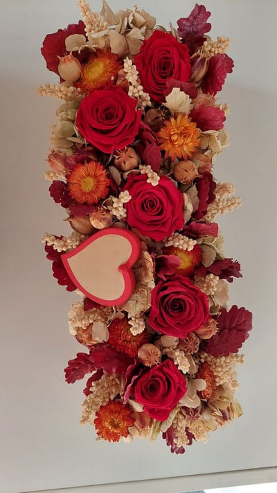 Eyecatcher speciale Valentijn bloemstuk van echt dieprood geconserveerde rozen, en diverse droogbloemen/ cadeau voor alle gelegenheid.