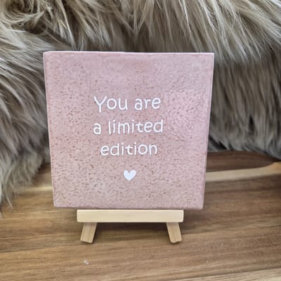 Robuust Wenstegeltje – You Are a Limited Edition – Speels – Hip trendy tegeltje – 10x10 cm – Uniek Cadeau voor Vriendin, Juf, Tante, Zus of Collega – Stijlvolle Woondecoratie met Boodschap – Trendy nu – Decoratief Tegeltje met Standaard – Cadeau Idee