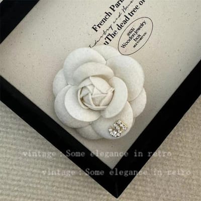 Elegante Dames Meisjes Mode Kleding Ruit Camelia Broches Badges Klassieke Dame Hoge Kwaliteit Partgy Bruiloft Spelden Accessoires white