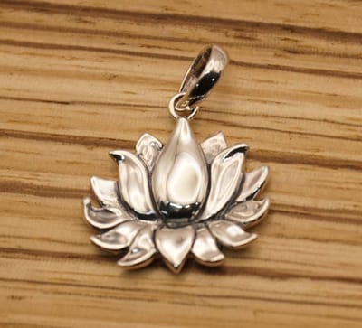 Sterling zilveren hanger lotusbloem - lotusbloem zilveren bedel voor aan ketting - bloemen hanger gemaakte van 925 zilver - sierlijke bloemen hanger - vrouwelijke hangertje - lotus hanger