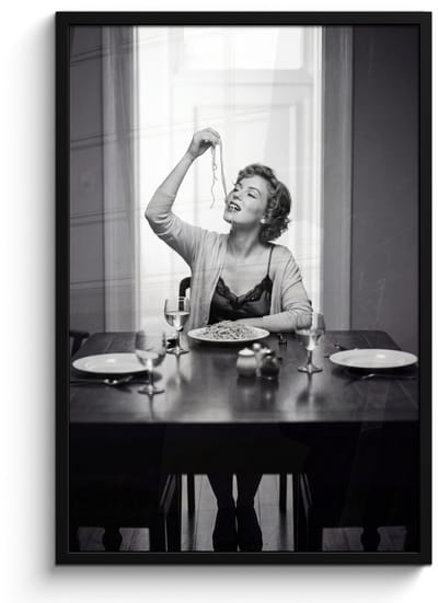 Poster in lijst - Fotolijst 60x90 cm - Posters - Vrouw - Spaghetti - Zwart - Wit - Posterlijst zwart - Decoratie - Wanddecoratie woonkamer - Muurdecoratie slaapkamer