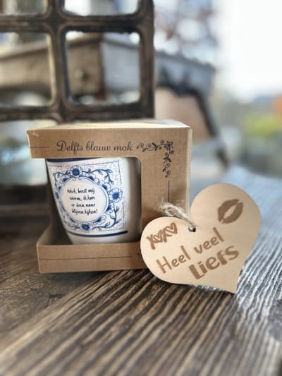 Creaties van Hier – Delfts blauwe mok Werk boeit houten hartje – 10,5 cm – Keramiek