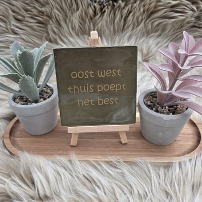 Robuust wenstegeltje “oost west thuis poept het best” – 10x10 cm – Humoristische Wanddecoratie & Cadeau – Cadeau vrienden,zomaar – Humor tegeltje – WC decoratie humor– Decoratief Tegeltje met Standaard – Cadeau Idee - CreaCraft