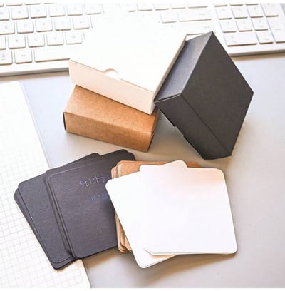 100 Mini Kaartjes in Bewaarboxje - Zwart - Perfect Kerstcadeau, Sinterklaascadeau of Schoencadeau - Kleine Blanco Kaartjes voor Notities en Creatieve Projecten