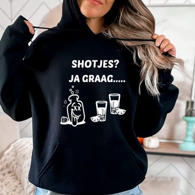 Ski Hoodie uniseks- Shotjes.. ja graag. Maat XXL- Kleur hoodie zwart- ski vakantie- apres-ski.