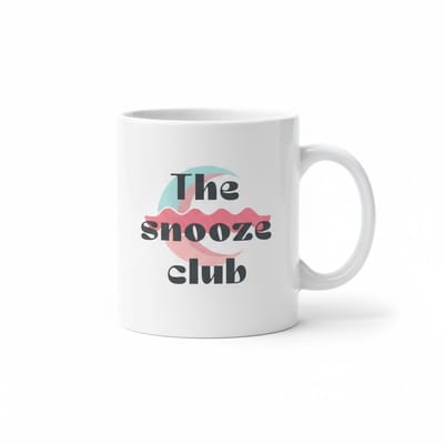 The Snooze Club Mok – Grappige Tekst voor Slaapliefhebbers – Keramische Koffiemok 330 ml – Perfect Cadeau voor Langslapers