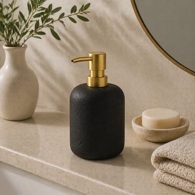 By Viento Luxe Zeepdispenser – 9.4×14.8 cm – Zwart/Goud – Polyresin – Aquamarbre Design