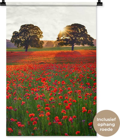 Wandkleed Klaproos - Een Klaprozen veld met twee grote bomen Wandkleed katoen 60x90 cm - Wandtapijt met foto