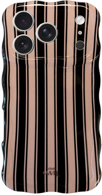 xoxo Wildhearts Glossy Wavy Case Cozy Affair (Black) telefoonhoesje - Geschikt voor iPhone 17 Pro Max - Golvend hoesje - Glimmende silicone case met golven - Vlekbestendig - Hoesje met streepjes patroon - Beige / Zwart