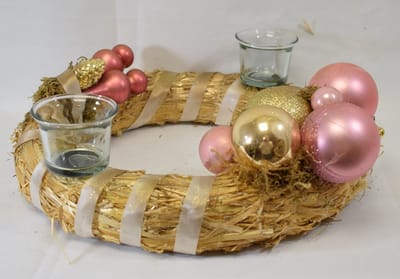 ZoeZo Design - Krans - natuurlijke materialen - riet - Ø 30 cm - ligkrans - kerstkrans - tafelkrans - met 2 waxinelichtjeshouders - roze - goud - kerststukje