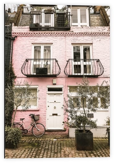 Dibond - Licht Roze Gebouw met Balkonnetjes  - 40x60cm Foto op Aluminium (Met Ophangsysteem)