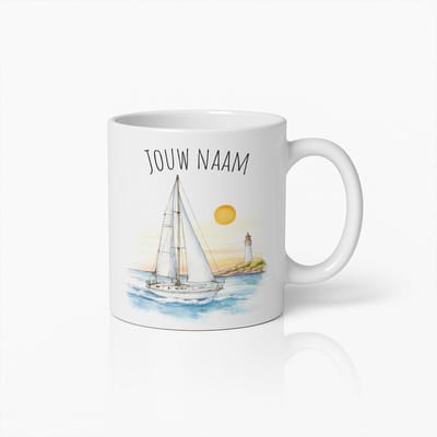 Gepersonaliseerde Zeilboot Mok – Nautische Koffiebeker met Jacht, Vuurtoren en Zonsondergang