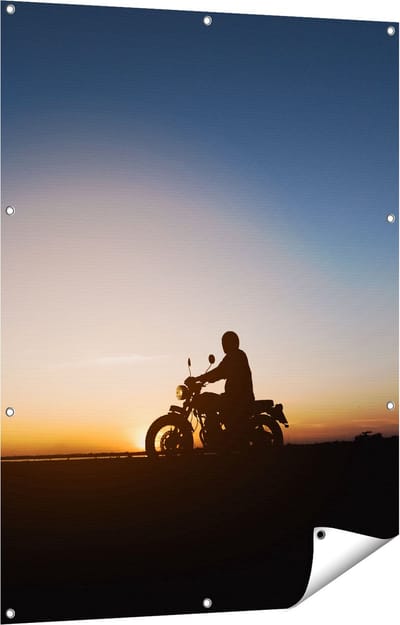 Gards Tuinposter Silhouet van een Motor bij Zonsondergang - 90x120 cm - Tuindoek - Tuindecoratie - Wanddecoratie buiten - Tuinschilderij