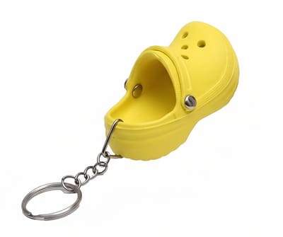 Gele sleutelhanger mini schoen vorm van EVA met metalen sleutelring en korte ketting, sleutelhanger voor heren en dames, compact accessoire met speels ontwerp en herkenbaar klomp model
