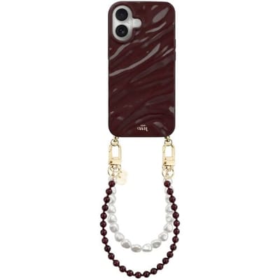xoxo Wildhearts Burgundy Glaze telefoonhoesje met koord - geschikt voor iPhone 16 - Burgundy Muse & Pearls - Dream hoesje met telefoonkoord - Glimmende silicone case met plooien - Kralenketting met korte parelketting - Bordeaux rood