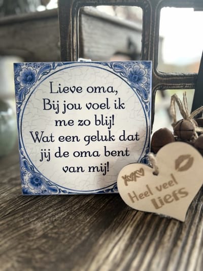 Creaties van Hier - Tegeltje Lieve oma met houten hartje - 15 cm – Keramiek