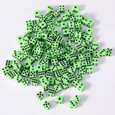 100 Pièces/lot Dés Carrés Noir/Jaune/Blanc/Vert/Rouge Jeu de Puzzle Envoyer aux Enfants Dés à 6 Faces Accessoire de Jeu DIY 8mm St Utilisation Pratique