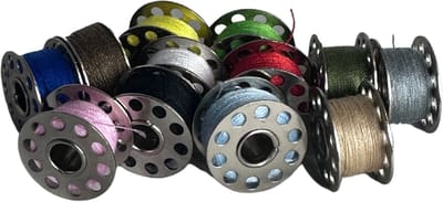 Metalen Spoeltjes met Garen – 12 Stuks – Diverse Kleuren – Geschikt voor Brother, Singer, Janome, Toyota, Elna, Husqvarna – 3BMT®