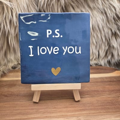 Robuust wenstegeltje “ps i love you” – Keramiek 10x10 cm – Wanddecoratie & Cadeau – Cadeau vriendin, partner , valentijnsdag, zomaar, jubileum – Trendy nu - Decoratie