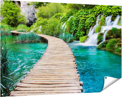 Gards Tuinposter Houten Pad op het Water bij de Watervallen - 150x100 cm - Tuindoek - Tuindecoratie - Wanddecoratie buiten - Tuinschilderij
