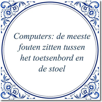 Tegeltje met standaard - Computers: de meeste fouten zitten tussen het toetsenbord en de stoel