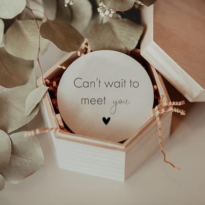 Bolletoet - houten kistje met ronde schijf - Can't wait to meet you - zwangerschapsaankondiging