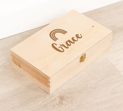 Houten kistje 'Grace' Regenboog - Tekenkist - Herinneringsdoos - Kraamcadeau - Knutseldoos - Memorybox - Baby - Geboorte