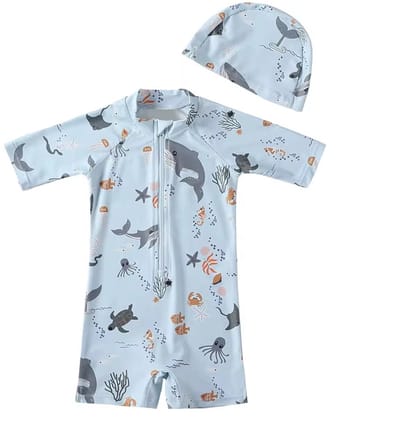 Il Bambini - UV-Zwempak - swimsuit met mutsje - UPF50+ - lichtblauw met vissen - maat 74/80