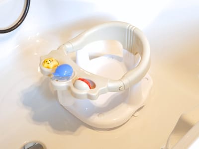 Bo Jungle - Badzitje baby - Met 4 zuignappen - Badring - Grote opening - 3 speeltjes - Hoge rugsteun - Vanaf 6 maanden - Bath Seat Beige/ Wit