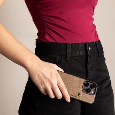 Selencia Hoesje - Geschikt voor Apple iPhone 14 / 13 - Backcover met Pashouder - Mocha Brown