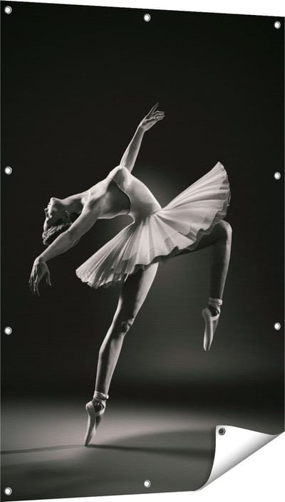 Gards Tuinposter Ballerina op Haar Tenen - Ballet - Zwart Wit - 80x120 cm - Tuindoek - Tuindecoratie - Wanddecoratie buiten - Tuinschilderij