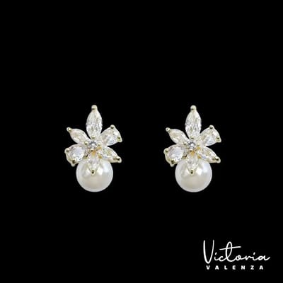 Victoria Valenza Goudkleurige Bloem Oorbellen met Parels en Zirkonia Stenen - Oorknoppen - Goudkleurig - Bloem oorbellen - Parel oorbellen - Zirkonia