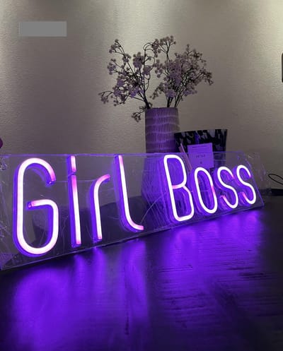 GIRL BOSS neon bord- neon verlichting - Neon lamp- Neon sign- Neon wandlamp- Party- LED sfeerlicht - Roze - Feestlicht - Vrijgezellenfeest - Tiktok achtergrond - YouTube achtergrond - Verjaardag - Sfeerlicht