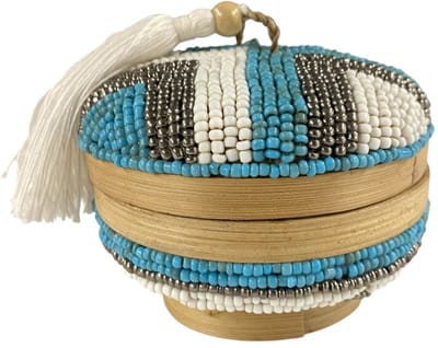 Bamboe Sieradendoosje met Handgemaakte Kralen – Rond Opbergdoosje 10x8 cm – Decoratief Bewaardoosje met Kwastje – Blauw/Wit/Zilver