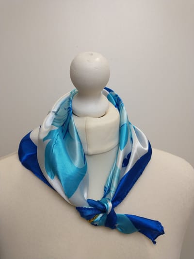 Vierkante dames neksjaal Aukje-gebloemd motief vlindermotief-konings blauw wit turquoise lichtblauw geel groen-50x50