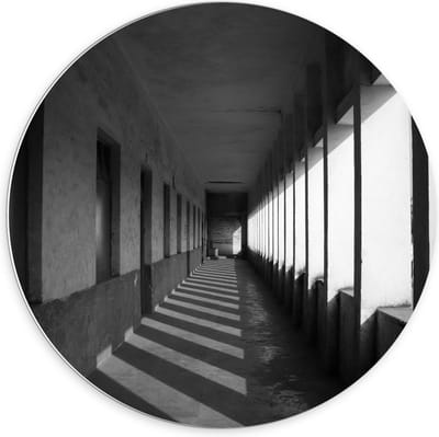 Forex Wandcirkel - Gang (zwart/wit) - 70x70cm Foto op Wandcirkel (met ophangsysteem)