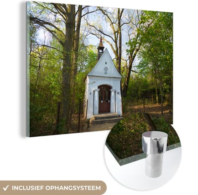 ® Glasschilderij 180x120 cm - Schilderij acrylglas - De witte kapel in het Nationaal Park Kampinos in Polen - Foto op glas - Muurdecoratie woonkamer - Wanddecoratie slaapkamer - Schilderijen