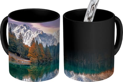 Magische Mok - Foto op Warmte Mokken - Koffiemok - Bergen - Bos - Water - Lucht - Roze - Paars - Magic Mok - Beker - 350 ML - Theemok